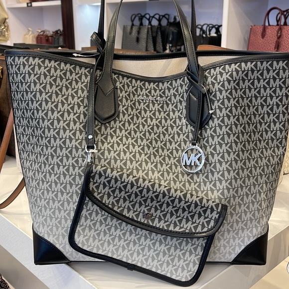 Michael Kors Eva Large Ombré Signature Logo Tote Bag
Black
NWT - Picture 11 of 16
